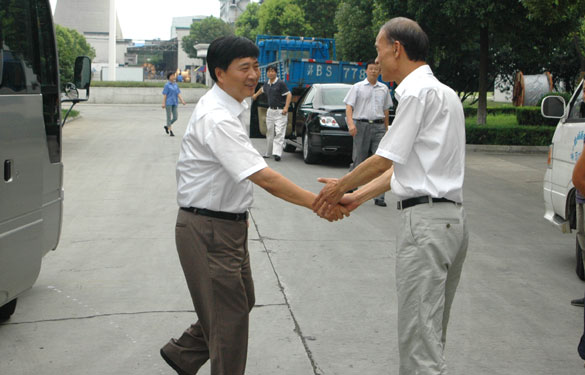 溧陽(yáng)市市長(zhǎng)盛建良一行來(lái)上上集團(tuán)慰問一線員工