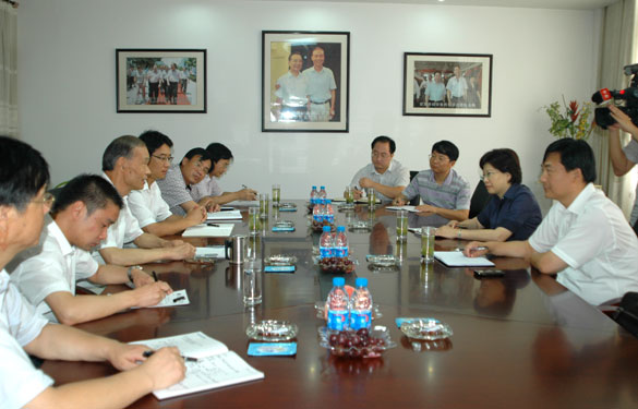 溧陽(yáng)市委書記韓立明一行來(lái)上上集團(tuán)走訪慰問