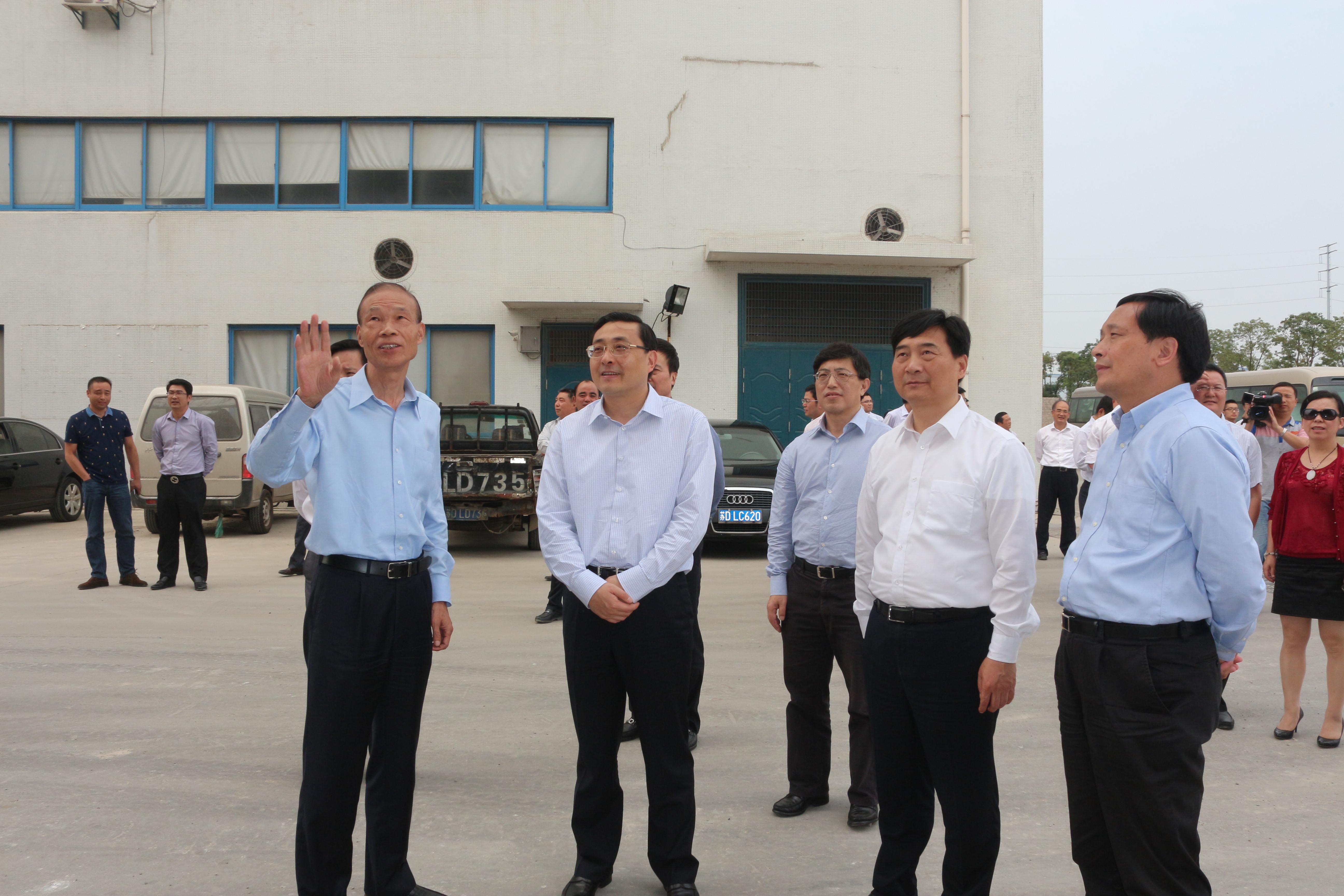 10月10日，常州市市長費(fèi)高云一行來上上電纜督查西廠區(qū)三期工程建設(shè)情況